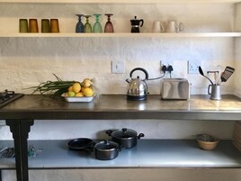 Horno, cafetera/tetera, tetera/pava eléctrica, mesa de comedor