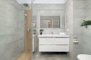 Dusche, Haartrockner, Handtücher, Shampoo