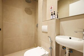Deluxe Double Room, City View | Bathroom | Shower, hair dryer, towels, soap - Grandstay Tirana Central (Tirana)