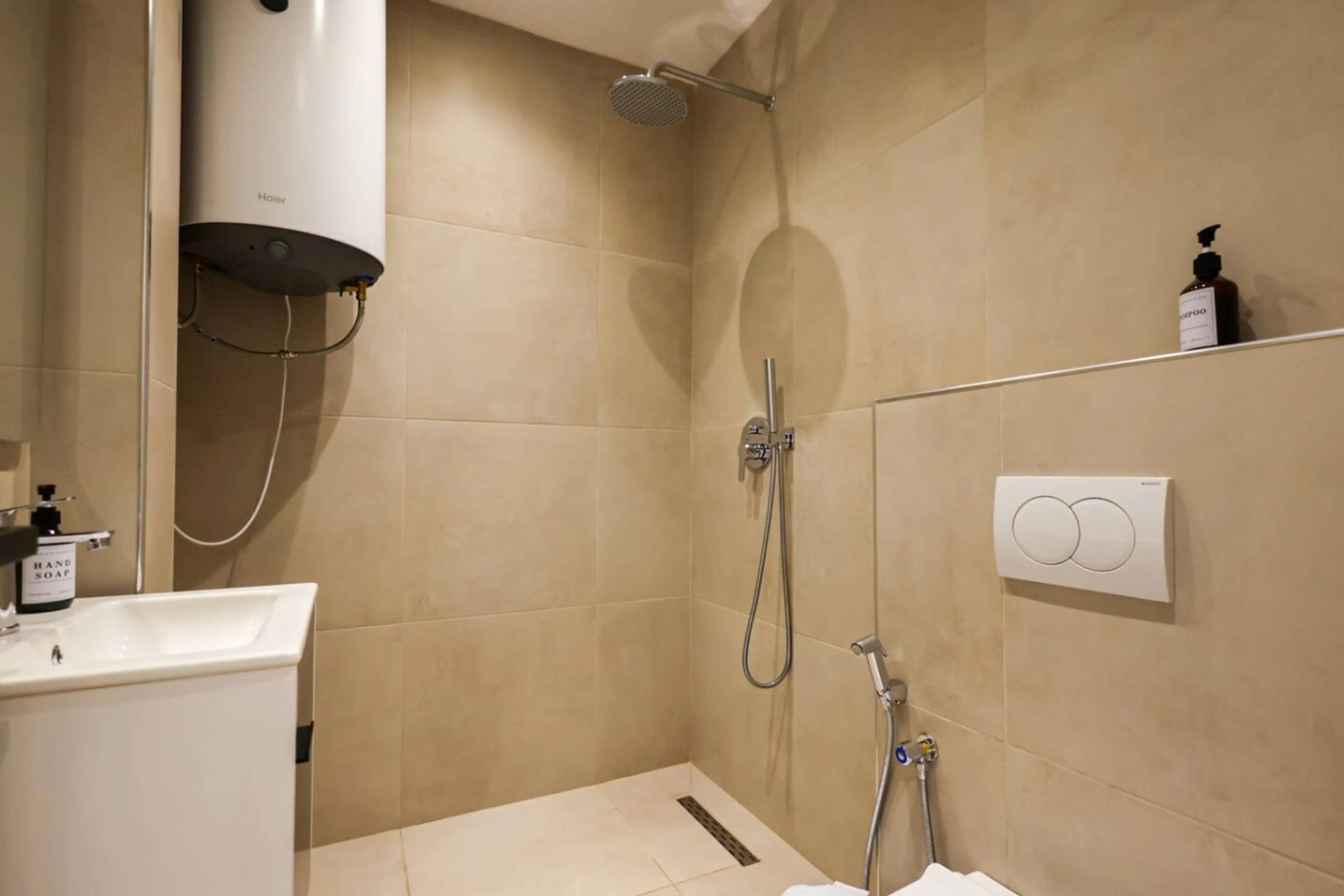 Habitación triple Deluxe, vistas a la ciudad | Baño