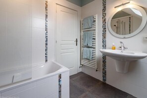 Familjerum för fyra - icke-rökare - utsikt mot trädgården | Badrum