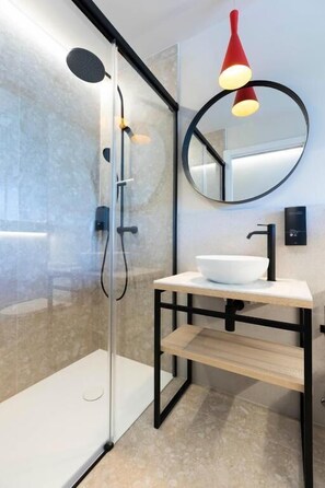 Bathroom - Urbaia Rooms (San Sebastian)