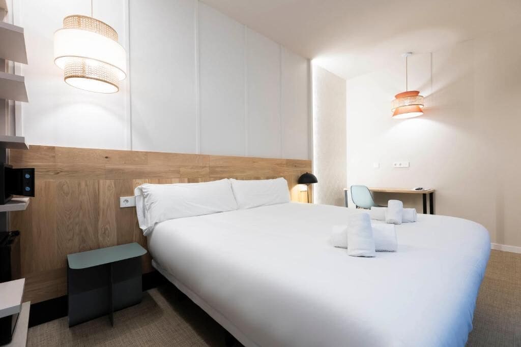 In-room safe, soundproofing, iron/ironing board, free WiFi