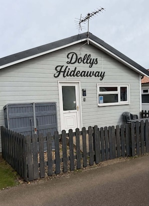 A building with a sign reading 'Dollys Hideaway.' -  Dog friendly and family friendly 3-bedroom chalet at south shore , bridlington (Wilsthorpe)