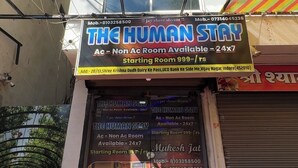 Ett hotell som heter ”The Human Stay” och som har en skylt där det står att de erbjuder rum utan luftkonditionering.