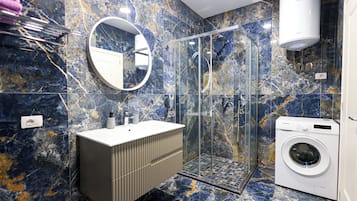 アパートメント | バスルーム | シャワー、ヘアドライヤー、タオル、トイレットペーパー