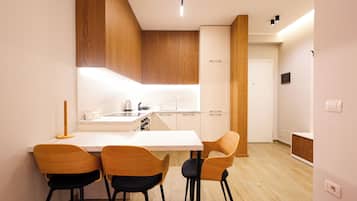 アパートメント シティビュー | 専用キッチン | 大型冷蔵庫、電子レンジ、オーブン、コンロ