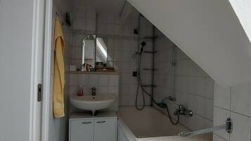 Haartrockner, Handtücher, Seife, Toilettenpapier