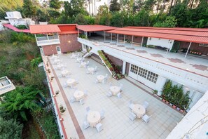 Outdoor dining - DLS Tehri Club Resort (Tehri)