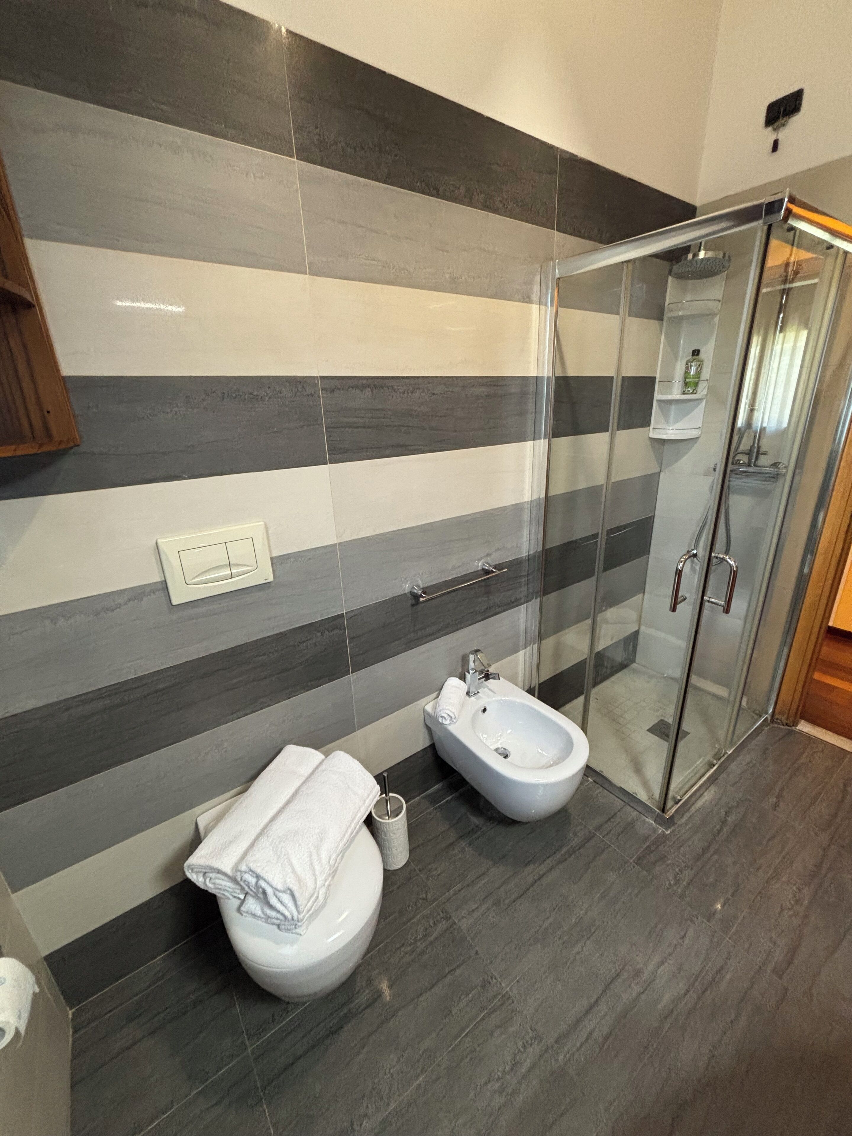 Doccia, bidet, asciugamani, sapone