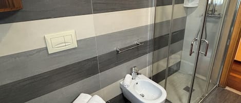 Dusche, Bidet, Handtücher, Seife