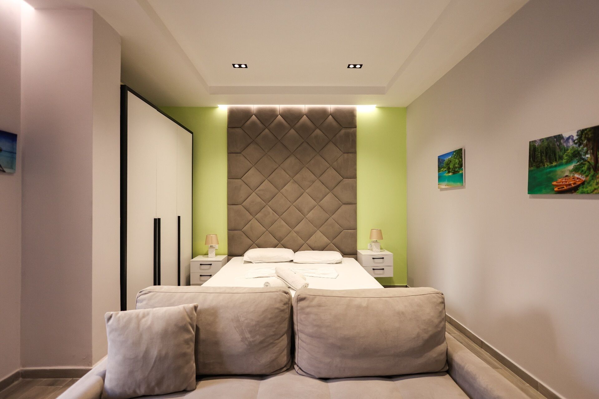 Un dormitorio moderno con una cama grande, dos mesitas de noche y un cabecero con diseño de rombos.