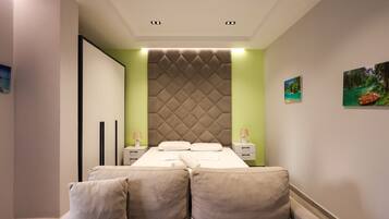 Un dormitorio moderno con una cama grande, dos mesitas de noche y un cabecero con diseño de rombos.