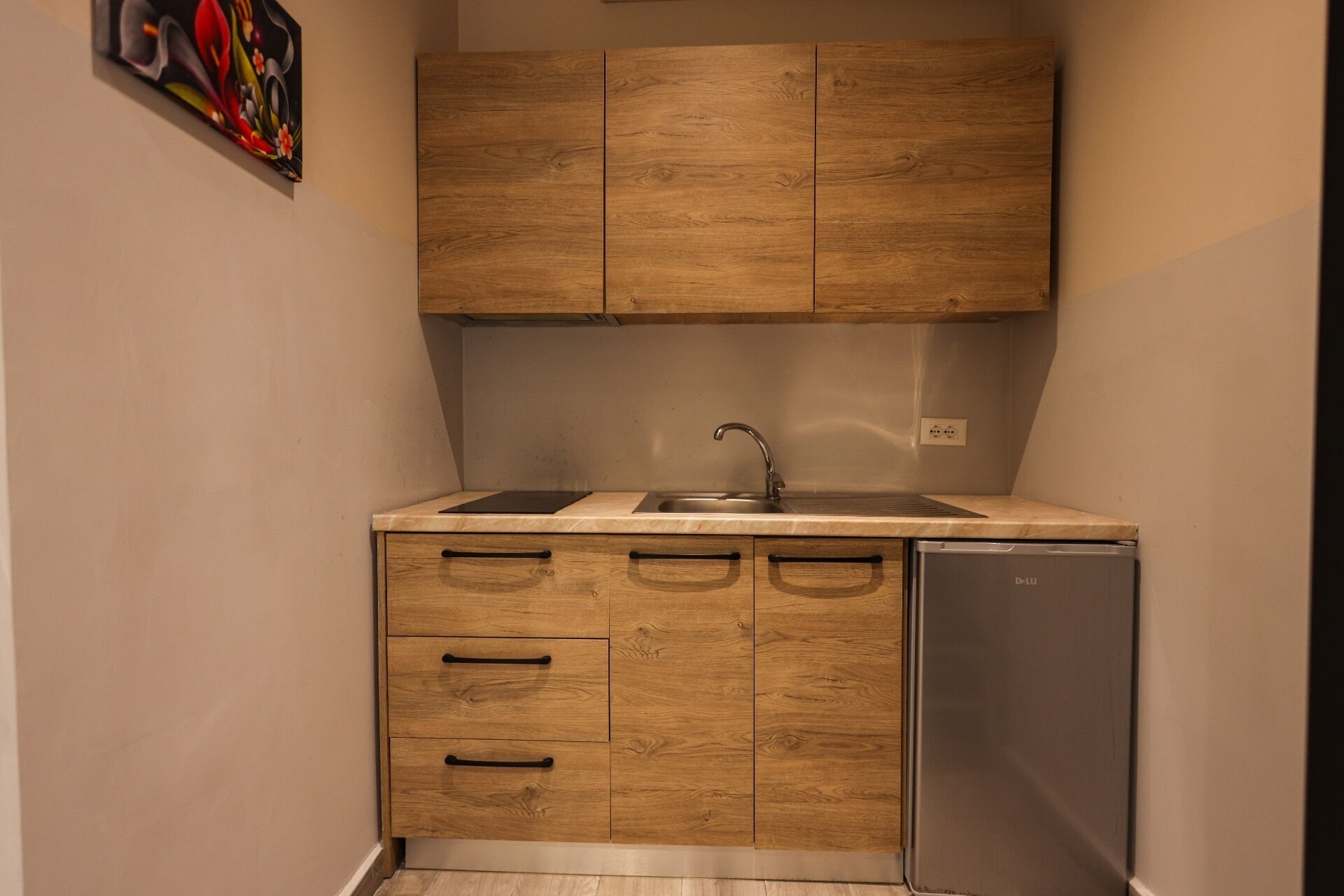 Estudio estándar, balcón | Cocina privada | Frigorífico, placa de cocina y utensilios de cocina