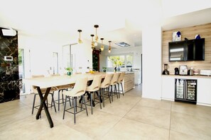 A modern kitchen with a built-in oven, a coffee machine, and a refrigerator. - Villa Les Oiseaux Du Paradis Cavalaire-sur-mer (Cavalaire-sur-Mer)