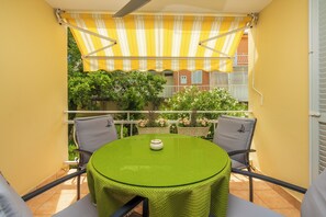 Outdoor dining - Modern apartment just 300 m from the sea in Selce with balcony and private parking space (Selce)