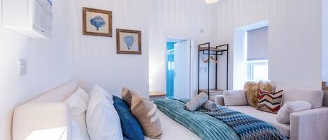 Iron/ironing board, bed sheets