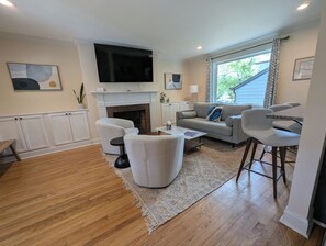 TV, offices - New: Cozy 2BR Near Duke & Downtown + Firepit (Durham)