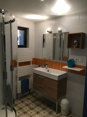 Shower, hair dryer, towels - Off-the-Beaten-Path Holiday Home with Mountain View, Wi-Fi & Air Conditioning (Maureillas-las-Illas)
