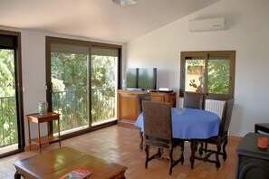 Dining - Off-the-Beaten-Path Holiday Home with Mountain View, Wi-Fi & Air Conditioning (Maureillas-las-Illas)