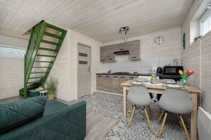 Kühlschrank, Mikrowelle, Herdplatte, Wasserkocher mit Kaffee-/Teezubehör