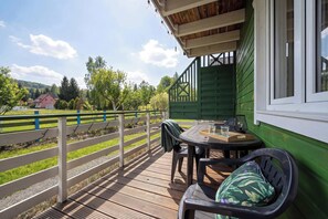 Outdoor dining - Mountain Apartment with Terrace | Playground | Two Bedrooms (Siedlęcin)