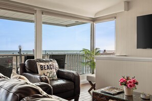 Living area - Experience luxury and oceanfront charm at Pacific Pearl (Newport Beach)