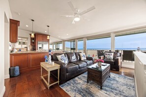 Living area - Experience luxury and oceanfront charm at Pacific Pearl (Newport Beach)