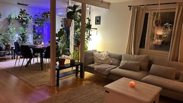 Villa Superior - bastu - utsikt mot trädgården | Vardagsrum