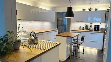 Superior Villa, Sauna, Garden View | Dapur peribadi | Pembakar roti, kerusi tinggi