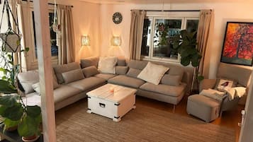 Villa Superior - bastu - utsikt mot trÀdgÄrden | Vardagsrum