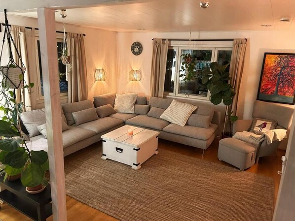 Superior Villa, Sauna, Garden View | Living area