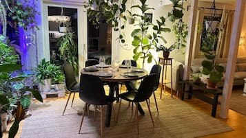 Villa – superior, badstue, hageutsikt | Spiseområde