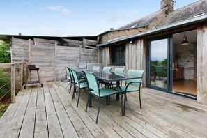 Outdoor dining - Holiday Home 'Gite Au Val De Vilaine' with Private Terrace, Private Garden and Wi-Fi (Saint-Dolay)