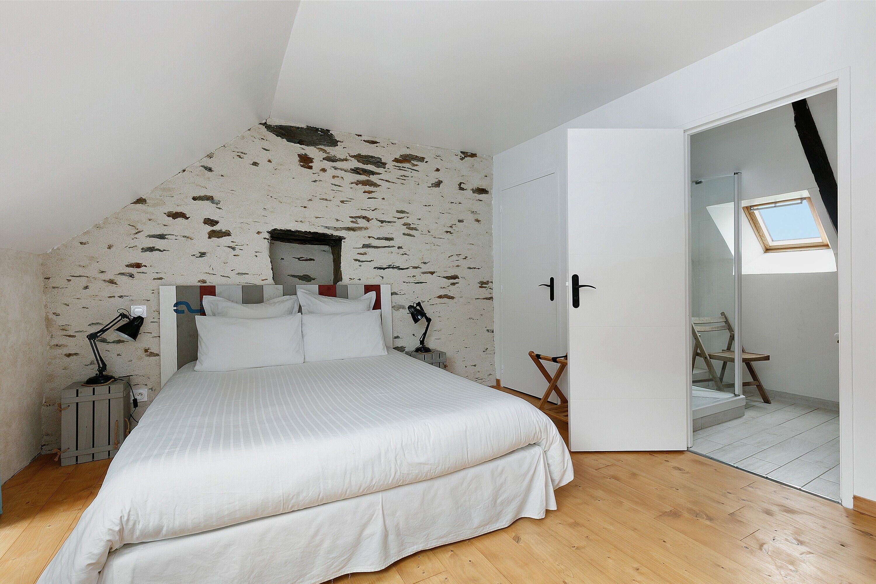 3 habitaciones, tabla de planchar con plancha, wifi y ropa de cama 