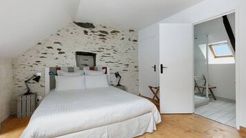 3 habitaciones, tabla de planchar con plancha, wifi y ropa de cama