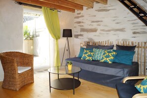 Living area - Holiday Home 'Gite Au Val De Vilaine' with Private Terrace, Private Garden and Wi-Fi (Saint-Dolay)