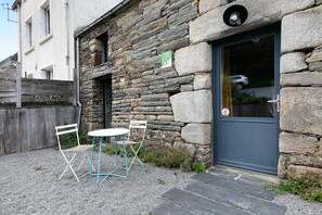 Outdoor dining - Holiday Home 'Gite Au Val De Vilaine' with Private Terrace, Private Garden and Wi-Fi (Saint-Dolay)
