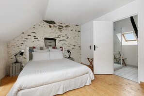 3 bedrooms, iron/ironing board, WiFi, bed sheets - Holiday Home 'Gite Au Val De Vilaine' with Private Terrace, Private Garden and Wi-Fi (Saint-Dolay)
