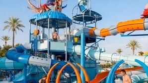 A water park with slides and a pool. - Appartement S+2 vue mer & golf - Premium hotel residence in Monastir (Monastir)