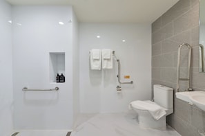 Superior-Zweibettzimmer, Stadtblick | Badezimmer | Handtücher, Seife, Shampoo, Toilettenpapier