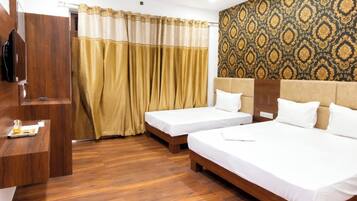 Deluxe Triple Room, Air conditioning | Hypo-allergenic bedding, desk, soundproofing, free WiFi