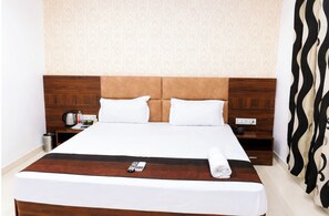 Deluxe Double Room, Air conditioning | Hypo-allergenic bedding, desk, soundproofing, free WiFi - Hotel JK Residency Near Golden Temple (Amritsar)
