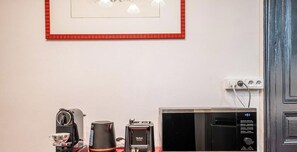 Eine Küchenzeile mit Kaffeemaschine, Toaster und Mikrowelle.