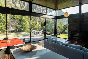 Dining - Luxury house in the mountains surrounded by nature and rock cliffs. (Cacicazgo)