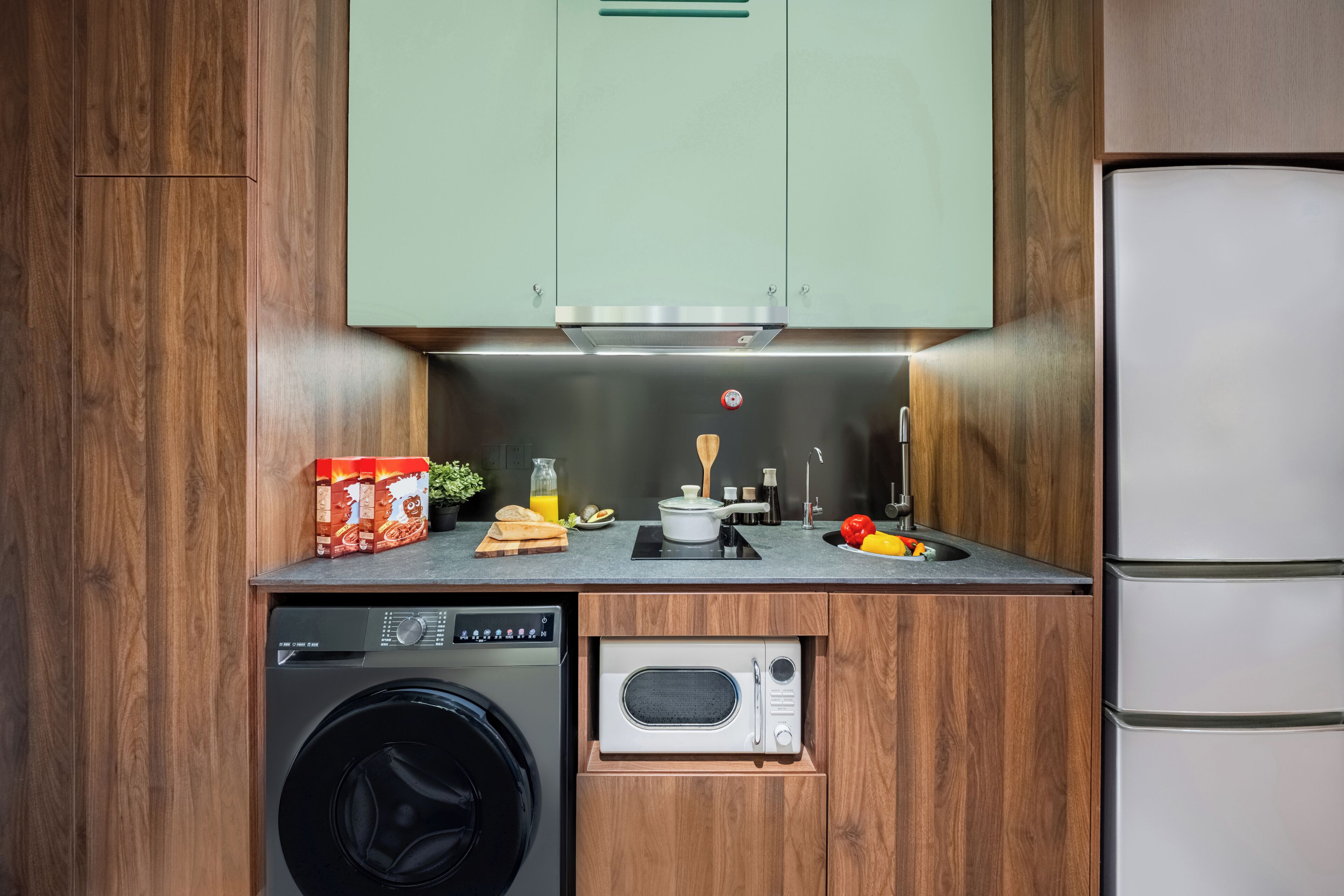 Frigorífico, microondas, placa de cocina y hervidor eléctrico