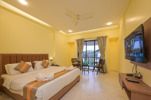 Design Double Room, Pool View - Aristro Lonavala Hotel with Pool (Lonavala)