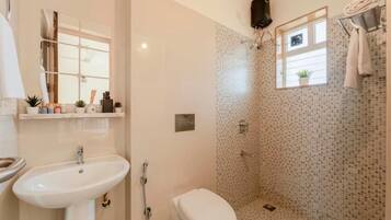 Een badkamer met een wastafel, toilet en douche.