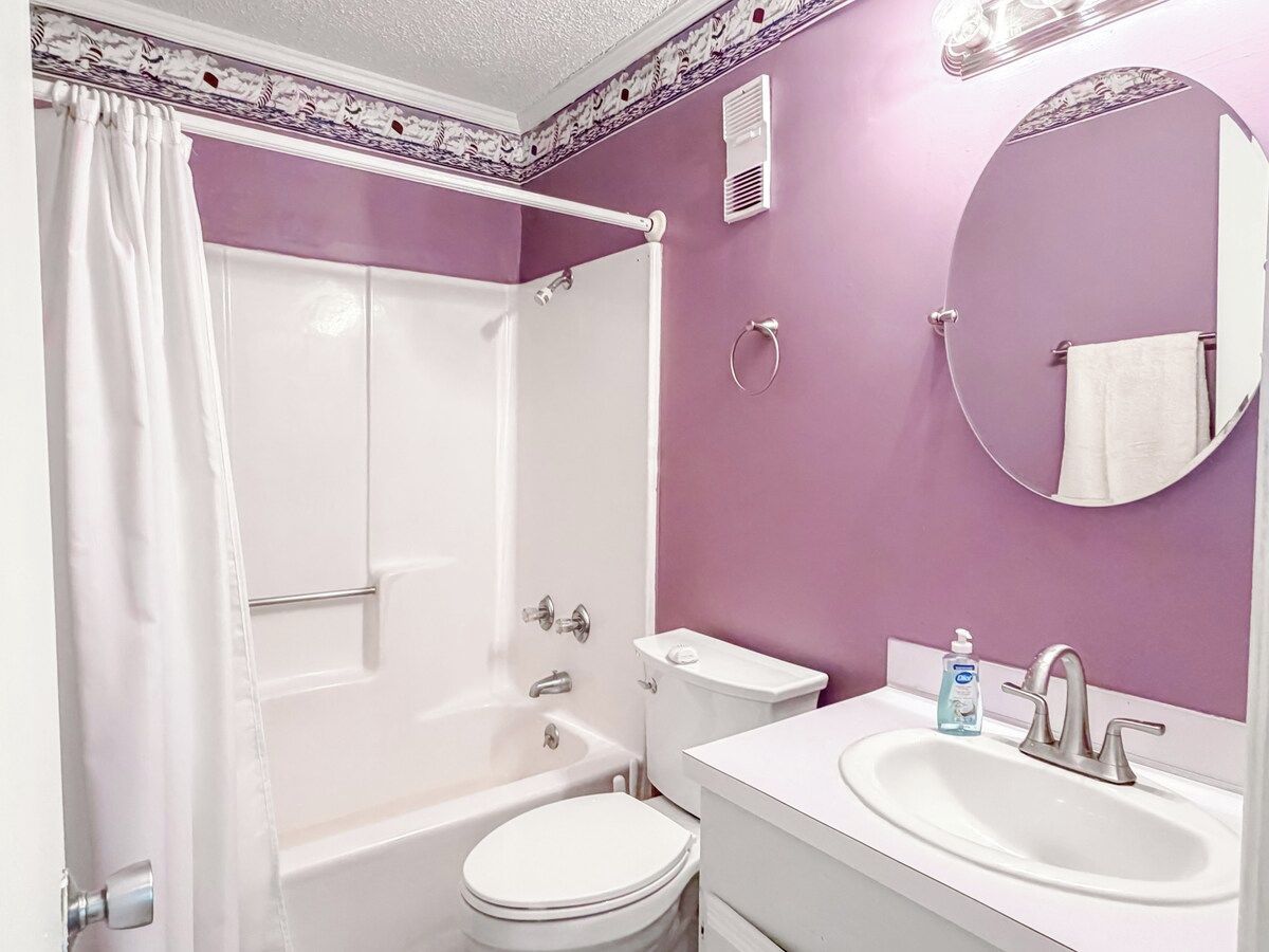 Ein Badezimmer mit Badewanne, Toilette und Waschbecken.