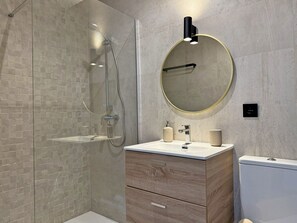 Shower, hair dryer, towels, soap - El Rincón del Mosto - Ole Solutions (Jerez de la Frontera)